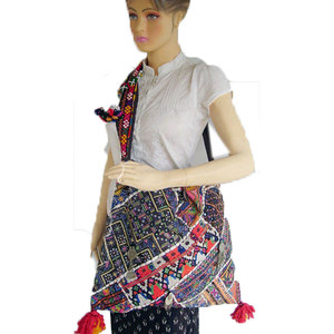 Sac à bandoulière ethnique en polyester écologique, brodé style bohème Banjara, fait main, avec fermeture éclair, motifs tribaux vibrants - Product Image 5