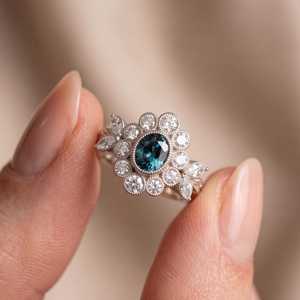 Bague Art Déco Moissanite 1 carat Saphir Bleu Coupe Ovale Halo Floral Plaqué Rhodium Argent 925 Original Style Vintage Promesse pour Elle - Product Image 3