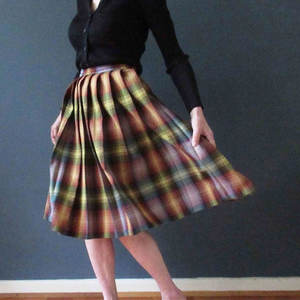 Jupe kilt vintage faite à la main en pure laine vierge plissée à carreaux Royal Stewart pour femmes - Product Image 1