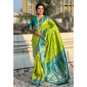 Sari en soie Banarasi verte élite, tissé Zari, avec foulards et châles traditionnels contrastants Jaal - Product Image 1