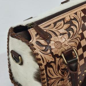 กระเป๋าเดินทางแบบสปอร์ตขนาดเล็ก รุ่น Speedy Duffle Bag หนังแท้ 100% แต่งลายด้วยมือ สีน้ำตาลขาว ขนเฟอร์  น้ำหนักเบา กันน้ำ  กำลังเป็นที่นิยมในปี 2026 - Product Image 5