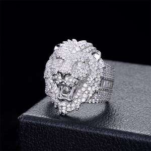 Anillo de cóctel de lujo unisex de oro macizo de 18K con cabeza de león, engaste de púas, corte brillante, patrón geométrico de animal, para boda, compromiso, estilo hip. - Product Image 5