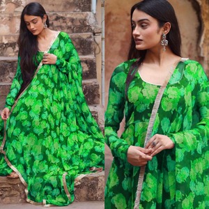 GEORGEET AVEC DESIGN FLORAL DESIGN ROBE AVEC DUPATTA PLEINE MANCHES PLEINE COUTURE VERT - Product Image 1