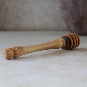 Cuillère à miel artisanale en bois d'olivier : Décoration de cuisine de Jérusalem - Product Image 2