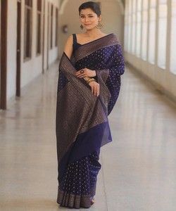 Sari de Seda Azul Oscuro con Bordado Dorado, Traje Tradicional Indio para Bodas y Fiestas, para Mujer, Estilo Banarasi de Alta Calidad, Largo hasta el Suelo - Product Image 1