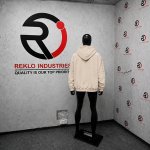 Sudadera con Capucha Oversize Beige Desgastada para Hombre con Tachuelas Coloridas y Bolsillos Decorados con Pedrería, Ajuste Regular, Ropa de Invierno, TENDENCIA DE ALTA MODA - Product Image 4
