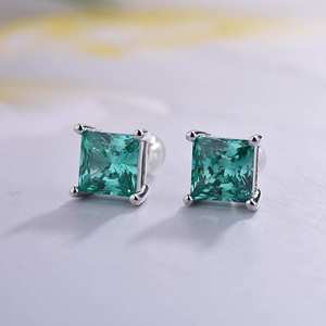 Élégantes boucles d'oreilles en or blanc massif avec diamants vert émeraude taille princesse et diamants colorés de laboratoire, fermoirs à pression, cadeau de mariage - Product Image 1