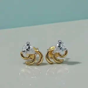Pendientes Elegantes de Oro de 22K con Diseño en Espiral y Acento de Diamante en Forma de Lágrima para Mujer, Uso Diario - Product Image 2