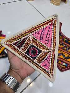 Patch triangulaire brodé à la main et perlé, style à coudre, en tissu toile, pour cadeaux, sacs, chaussures et textiles de maison, vente en gros - Product Image 4