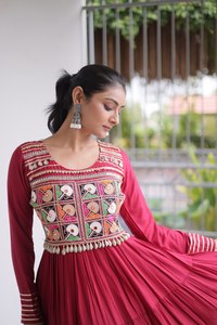 Hermoso vestido de Navratri en georgette con trabajo de patchwork y borde de encaje. Fabricante y proveedor de Surat a precio mayorista. - Product Image 4