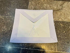 ผ้ากันเปื้อนมาสเตอร์เมสันสีขาว พร้อมลายปักสี่เหลี่ยมและเข็มทิศและดวงตาที่มองเห็นทุกสิ่ง เข็มขัดปรับได้ อุปกรณ์พิธีกรรมฟรีเมสัน - Product Image 3