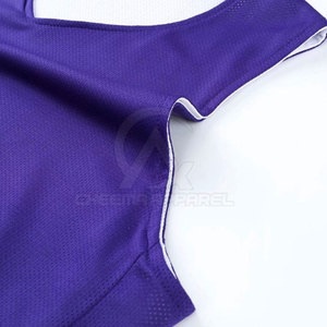Uniforme de basket-ball léger et durable, fabriqué en polyester et en tissu mesh, adapté aux matchs de compétition et aux entraînements quotidiens. - Product Image 4