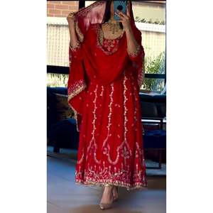 Vestido Anarkali Hecho a Mano para Fiestas, Corte en A, Cintura Imperio, Tela de Organza Bordada con Lentejuelas - Product Image 6