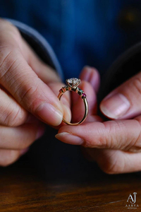 Bague de mariage de luxe en moissanite plaquée or 18 carats avec sertissage à griffes, pierre centrale ovale et pierres latérales colorées - Product Image 4