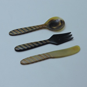 Juego de utensilios de 3 piezas con mangos color crema y cuchara, tenedor y cuchillo con puntas negras y verdes, apto para alimentos, solo lavar a mano. - Product Image 5