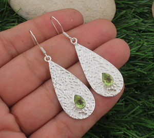Pendientes de Plata de Ley Hechos a Mano con Peridoto Verde Natural, Piedra de Nacimiento de Agosto, para Bodas y Fiestas - Product Image 1