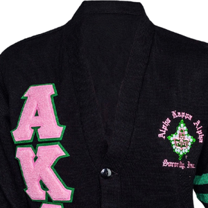 เสื้อคาร์ดิแกนถักสีดำ ปักลายตัวอักษร AKA สีชมพู แถบแขนสีเขียว ปักลายตราสัญลักษณ์ กระดุมด้านหน้า แขนยาว คอวี สำหรับผู้หญิง - Product Image 2