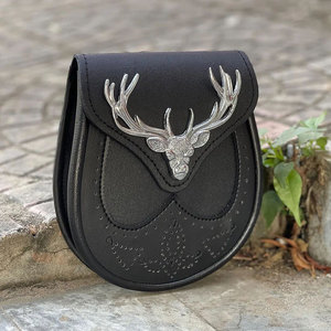 Sporran de mariage écossais pour homme en cuir végétalien noir de luxe avec tête de cerf, accessoires pour tenue des Highlands - Product Image 1