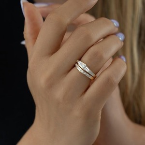 Anillo de compromiso con diamante moissanita de corte baguette cónico, anillo de diamantes único de cuatro piedras en oro blanco macizo de 14K, regalo de aniversario F - Product Image 2
