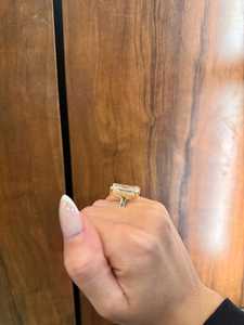 Anillo de Compromiso con Diamante Cultivado en Laboratorio, Corte Esmeralda, 15 Quilates |   Anillo de Boda Solitario con Halo Oculto Certificado por IGI |   ELVORA GEMS Oro de 18K - Product Image 5