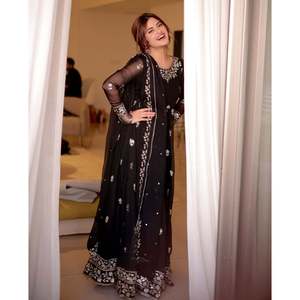 Vestido de Fiesta Hecho a Mano con Corte en A, Estampado Floral Bordado, Cintura Imperio, Pantalón y Dupatta con Trabajo de Lentejuelas - Product Image 6