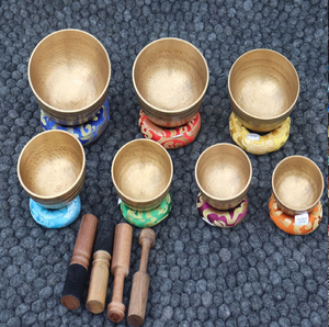 Juego de cuencos tibetanos de siete chakras de colores, con cojines y palillos de percusión, disponible a precios de mayorista. - Product Image 5