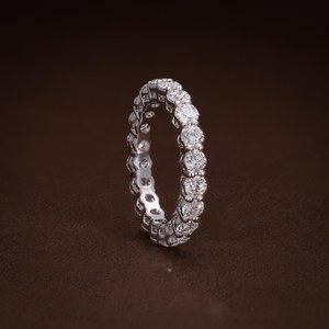 แหวนเพชรทรงกลมเจียระไนแบบสปาร์คลี่ ฝังเต็มวง สำหรับทุกเพศ ทำจากทองคำขาว 10K เหมาะสำหรับเป็นของขวัญแทนคำมั่นสัญญาสำหรับคู่รัก - Product Image 1