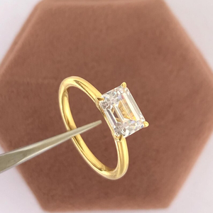 Bague Solitaire Quotidienne Émeraude Blanche Éblouissante en Or Massif, Bijou Unique pour Elle - Product Image 5
