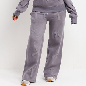 Pantalones deportivos de mujer OEM, estilo casual, de poliéster y algodón, de pierna ancha, con estampado en relieve y ajuste cómodo para uso casual. - Product Image 1