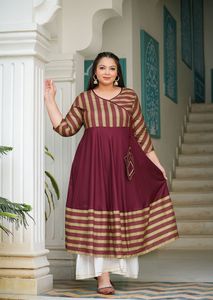 ชุดเซ็ตผ้าเรยอนพิมพ์ลายทางสำหรับผู้หญิงไซส์พลัส แบบ Anarkali Kurti แขน 3/4 คอ Angrakha สีแดงเลือดหมู สไตล์ชาติพันธุ์ลำลอง ทรงบาน เหมาะสำหรับงานเทศกาล - Product Image 3