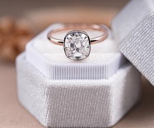 Bague de fiançailles en diamant de laboratoire taille ancienne style coussin, certifiée IGI, style vintage, unique, pour mariage, style antique - Product Image 1