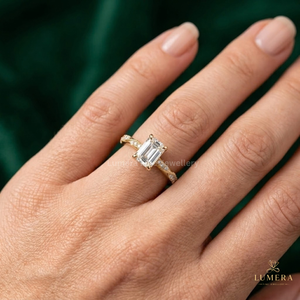 Anillo de Diamante con Corte Esmeralda Vintage, Clásico con Cuatro Puntas, Banda Floral Tallada a Mano con Detalle de Borde Milgrain, Joyería Fina Única - Product Image 1