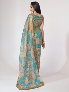 Sari en soie bleu ciel avec imprimé floral et bordure brodée or, tenue de mariage indienne traditionnelle pour femmes - Product Image 2