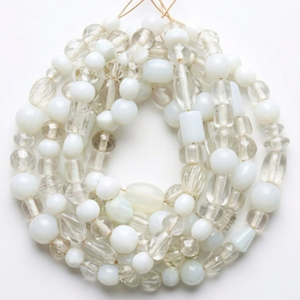 Perles de verre blanches unies de qualité supérieure, formes et tailles variées, pour la fabrication de bijoux, les loisirs créatifs, la décoration intérieure et les créations élégantes. - Product Image 1