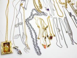 Prix Exceptionnels – Lot de 50 Colliers Perlés de Luxe pour Femme, Bijoux Pendentifs d'Occasion, Assortiment de Modèles Tendance - Product Image 5