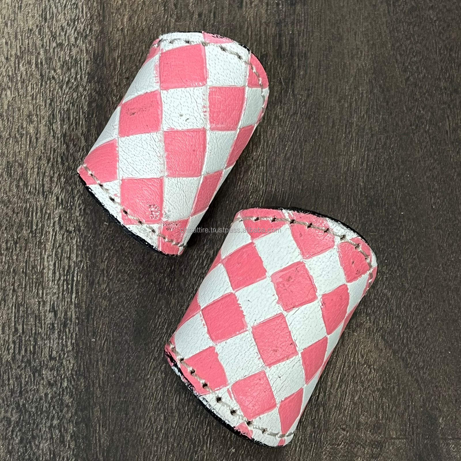 ลายตารางหมากรุกสีชมพูและสีขาว