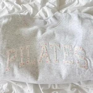 ผู้ผลิตเสื้อสเวตเชิ้ตแขนยาวทรงหลวมสีเทาไข่มุก คอเต่า ปักลาย สำหรับผู้หญิง - Product Image 4