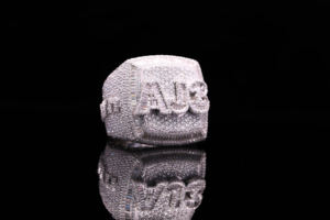 Anillo de Hip Hop Edición Rey con Moissanita, Plateado en Plata, 0.5 Quilates, Engaste de Garras, Anillo de Compromiso y Boda Unisex de Lujo - Product Image 2