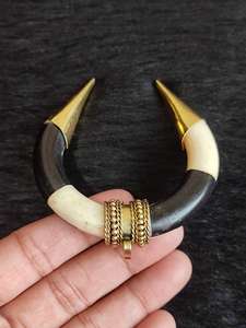 Colgante de luna creciente hecho a mano con hueso de buey y capa de latón - Joyería tribal de origen ético - Product Image 2