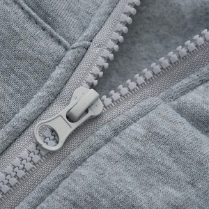เสื้อฮู้ดดี้สีดำใหม่ บริการ OEM กำลังเป็นที่นิยม เสื้อฮู้ดซิปสีเทาสำหรับผู้ชาย แขนเสื้อแบบแร็กแลน สีพื้น ทรงลำลอง ใส่สบาย - Product Image 3