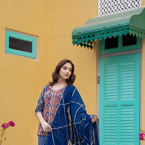 Ensemble Afreen Kurta Sharara - Ensemble de 3 pièces en coton imprimé et orné de broderies Gotapatti, comprenant une Kurta, une Sharara et un Dupatta en viscose organza avec dentelle Gotapatti. - Product Image 1