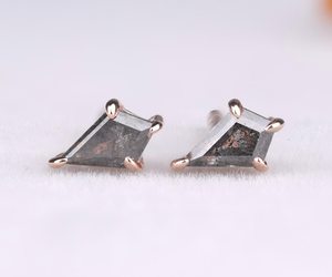 Boucles d'oreilles clous en forme de cerf-volant, style bohème, diamants de laboratoire taille brillant sel et poivre |   Paire de clous d'oreilles en or certifiés pour femmes - Product Image 1
