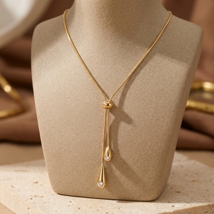 Collier Bolo ajustable en chaîne serpent dorée avec pampilles en forme de goutte polies et accents de diamants de laboratoire taillés pour fiançailles - Product Image 2