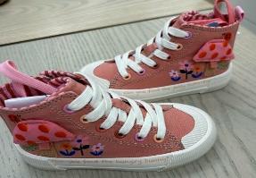 Zapatillas vulcanizadas al por mayor para niños, fabricadas en Vietnam, con parte superior de malla, capa de ante, suela de goma, cierre de velcro, ligeras, OEM. - Product Image 5