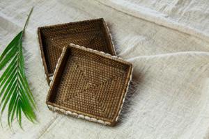 Ensemble de deux plateaux carrés en rotin avec détails perlés, idéal pour la présentation de cadeaux, les plateaux de bienvenue ou les occasions festives. - Product Image 3