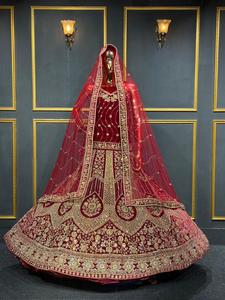 Lehenga nupcial de terciopelo certificado, con bordados completos, gran vuelo y seis piezas, ideal para ocasiones festivas y tradicionales. - Product Image 2