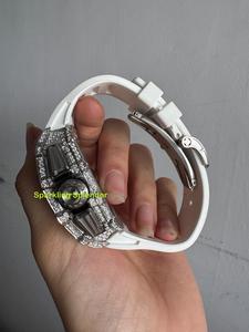 Montre mécanique de qualité supérieure semi-sertie de diamants, avec lunette en moissanite VVS, cadran carré et bracelet en cuir blanc - Product Image 5