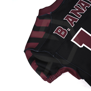 Camiseta de Fútbol Americano Sublimada Negra y Granate para Hombre, Cuello en V, Manga Corta, Transpirable, Ajuste Atlético, Uniforme Deportivo al por Mayor - Product Image 4