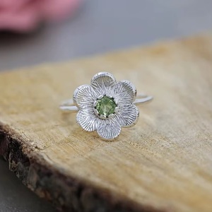 Anillo de Peridoto Natural con Forma de Flor, Plata de Ley 925, Anillo de Piedras Preciosas Hecho a Mano, Joyería Minimalista de Cristal Curativo para Mujer - Product Image 6