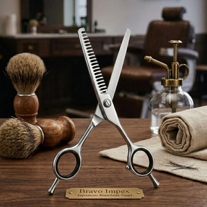 Ciseaux de barbier droitiers professionnels en acier inoxydable à pointe arrondie, légers, 32 dents, manche moyen - Product Image 1